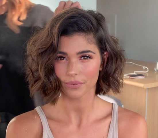 Coupe de cheveux courte avec une frange