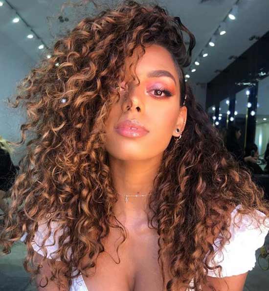 Cheveux bouclés en cascade