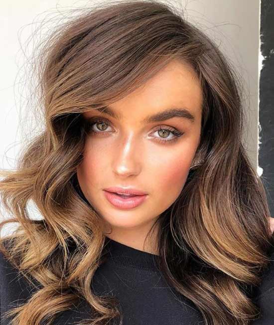 Coupe de cheveux en cascade de longueur moyenne