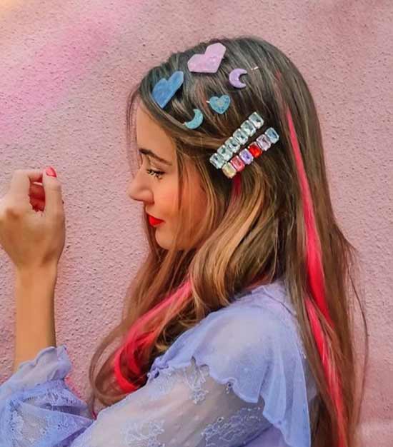 Coupe de cheveux avec de gros accessoires