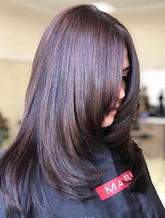 Coupe de cheveux en cascade avec une échelle