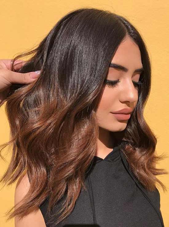 Brune avec une longue frange