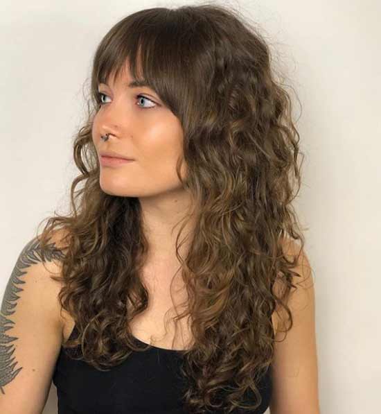 Cascade sur cheveux bouclés