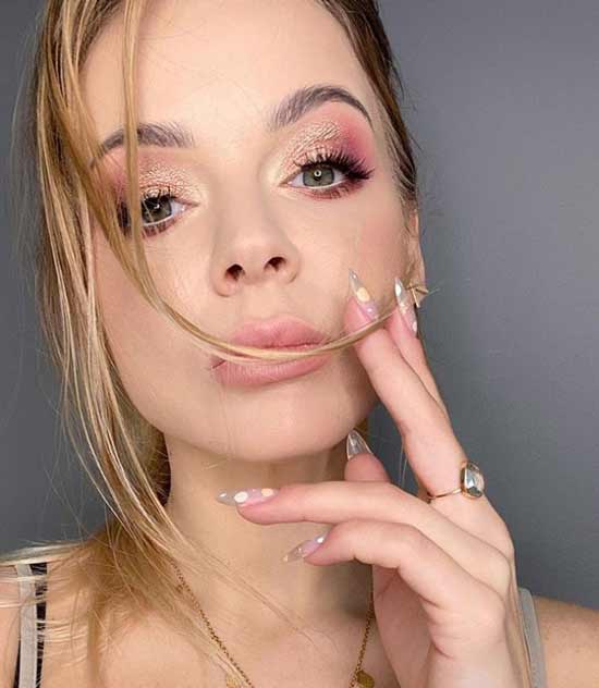 Manucure pointue translucide