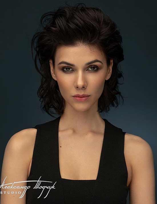 Coiffer les cheveux bouclés en arrière