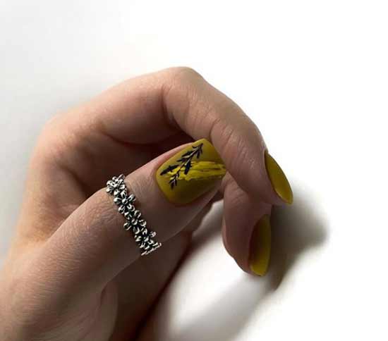 Avec un motif sur un gros ongle