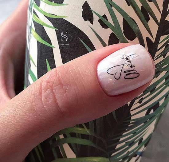 Manucure nue avec un motif