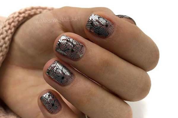 Ongles courts fleuris