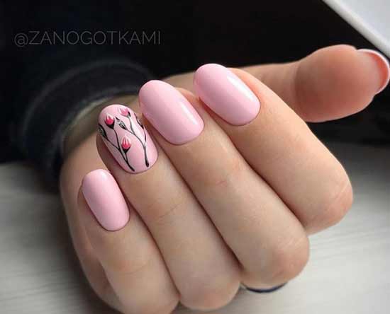 Manucure rose avec fleur