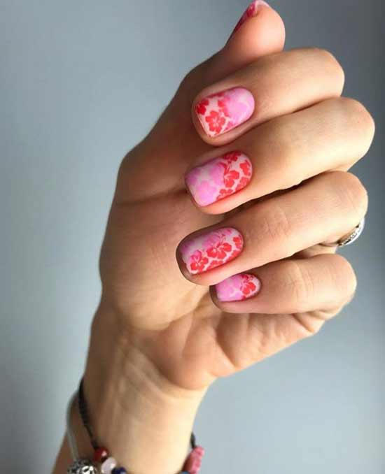 Manucure avec des fleurs ongles courts