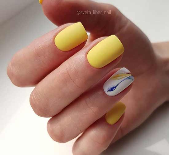 Manucure jaune avec une fleur