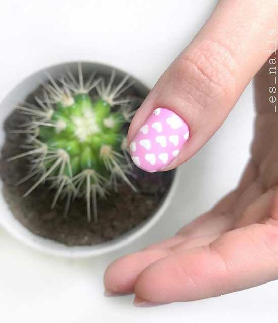 Manucure rose avec des coeurs mignons