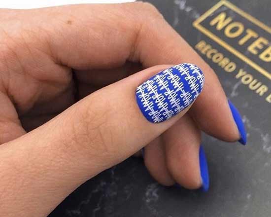 Lettrage blanc sur fond bleu