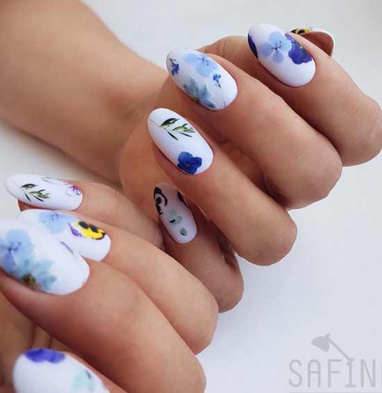 Fond d'ongle bleu et autocollants de fleurs