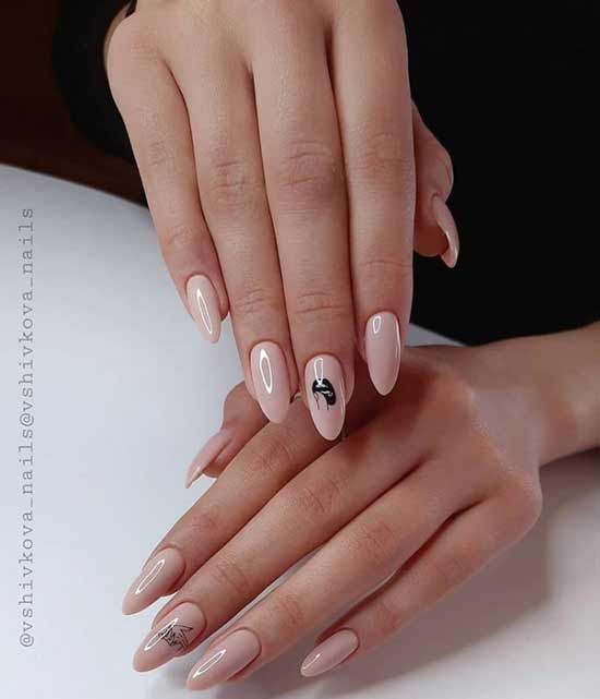 Manucure nue avec un autocollant sur un ongle