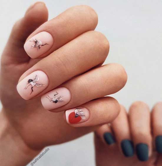 Ongles courts avec des dessins d'autocollants
