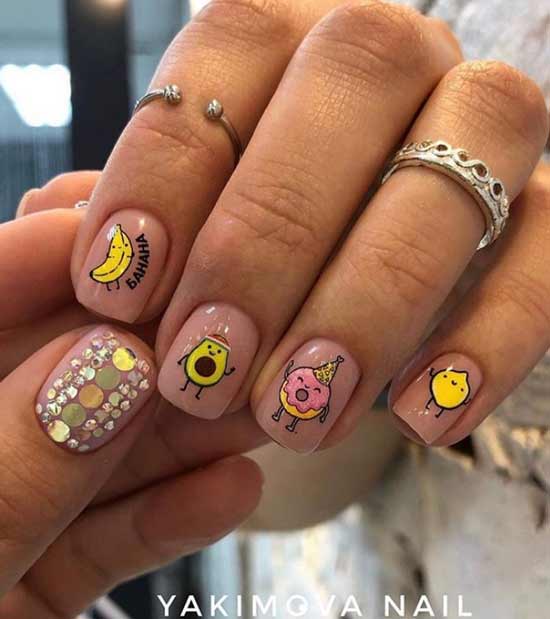 Conception d'ongles avec des autocollants sur tous les ongles