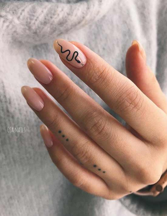 Dessiner un serpent sur la photo des ongles