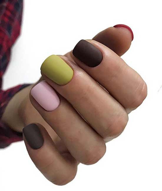 Rose + marron + menthe en manucure