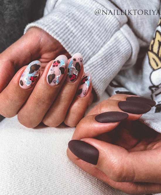 Manucure brune différentes mains