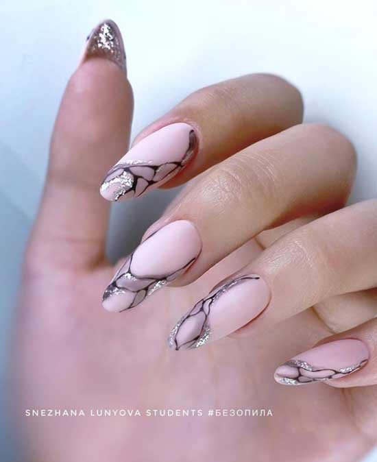 Ongles longs imprimés délicats