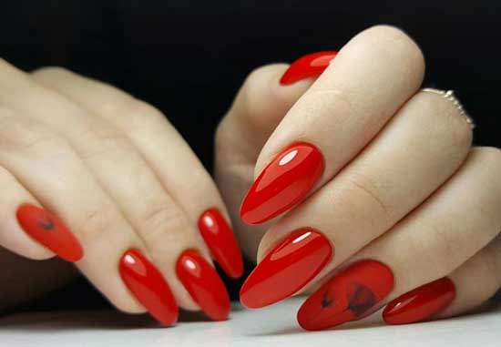 Ongles longs rouges avec motif noir