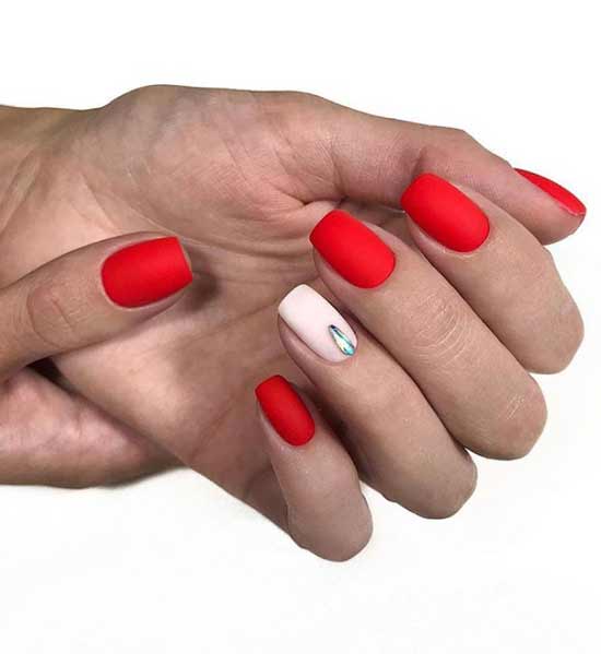 Rouge et blanc sur ongles courts