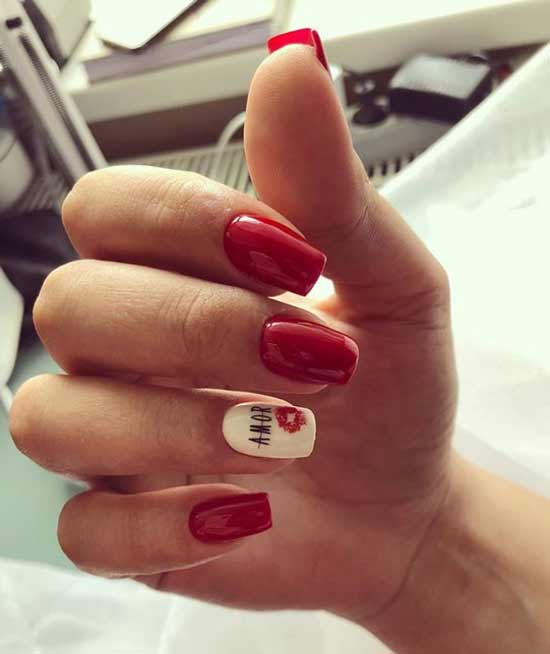 Manucure rouge avec motif blanc