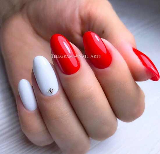 Rouge avec du blanc et des strass