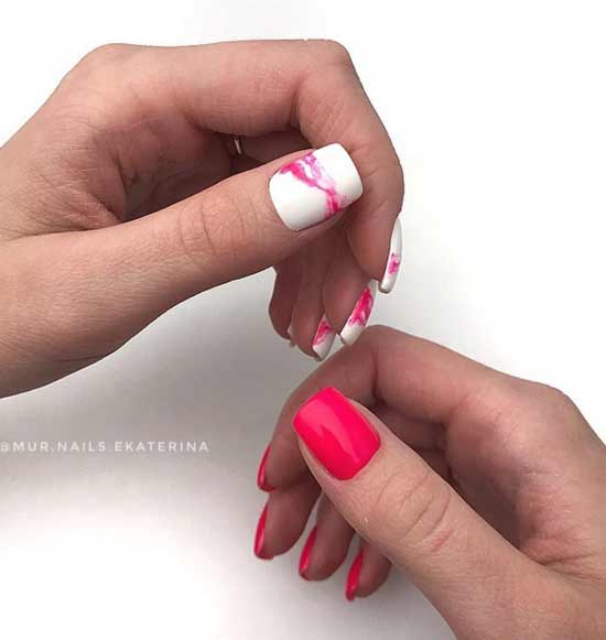 Avec des stries rouges sur fond blanc