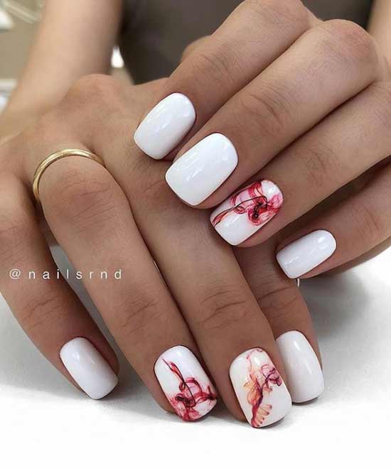 Blanc avec manucure rouge