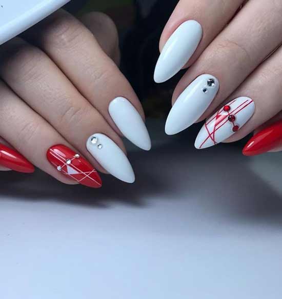 Avec des graphismes rouges et blancs