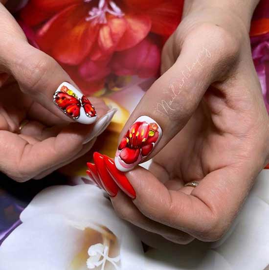 Avec des fleurs rouges