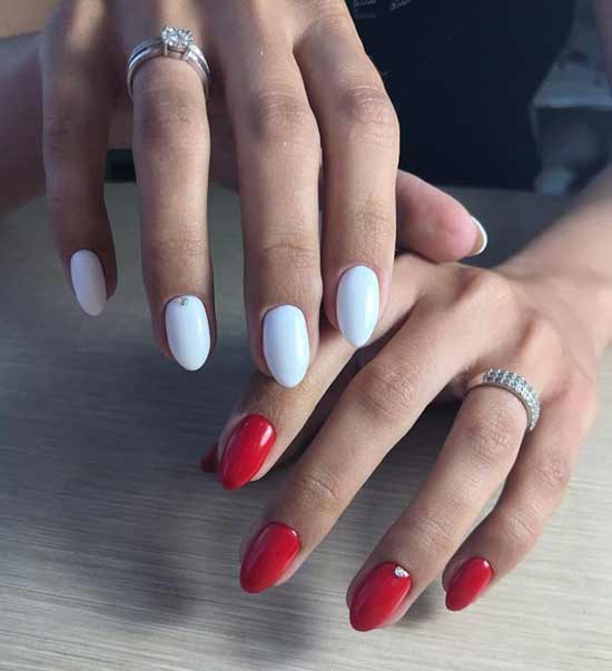 Blanc avec un design d'ongle rouge