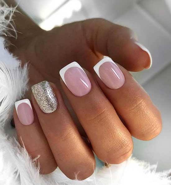 Français avec des paillettes sur un doigt