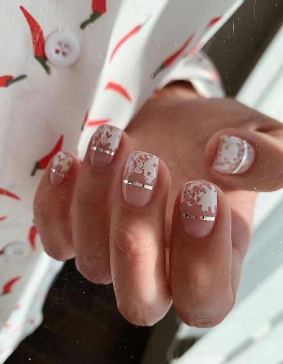 Manucure semi-transparente à l'argent