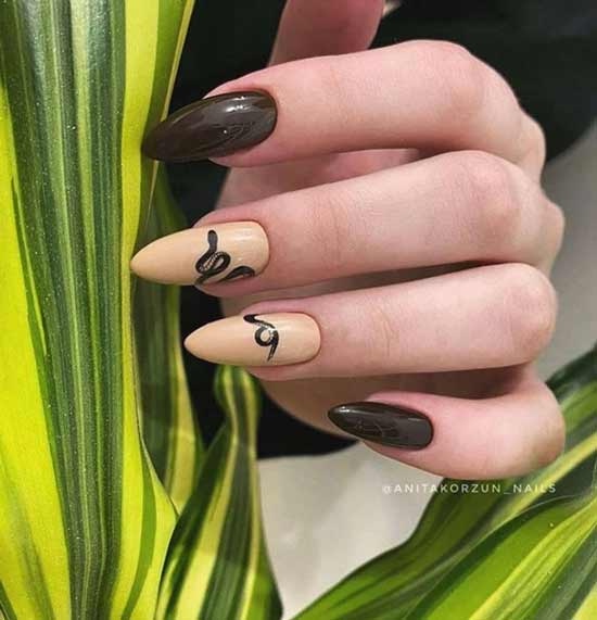 Ongles longs avec un serpent