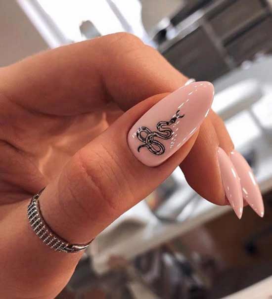 Serpent sur un gros clou