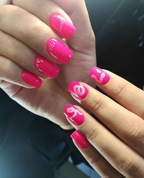 Manucure Fukusia avec un serpent