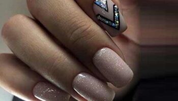 Belle manucure beige avec du noir