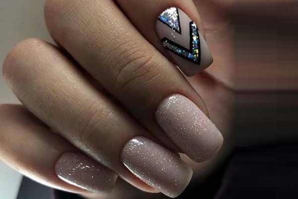 Belle manucure beige avec du noir