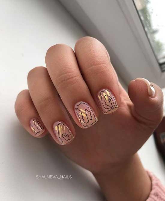 Ongles courts de manucure beige avec un motif noir