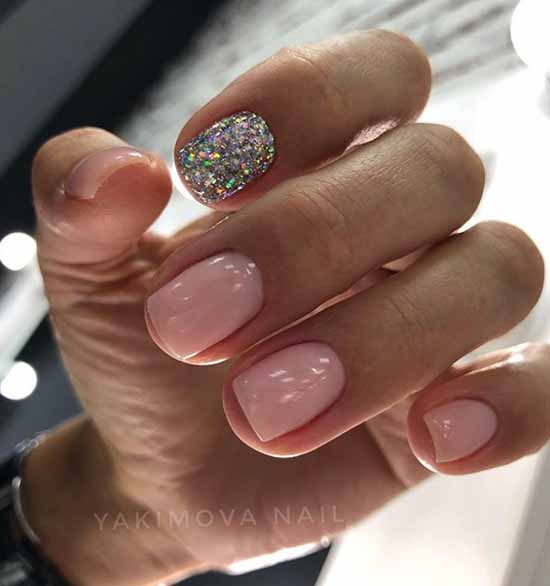 Conception d'ongles simple: types et nouveaux éléments spectaculaires sur la photo