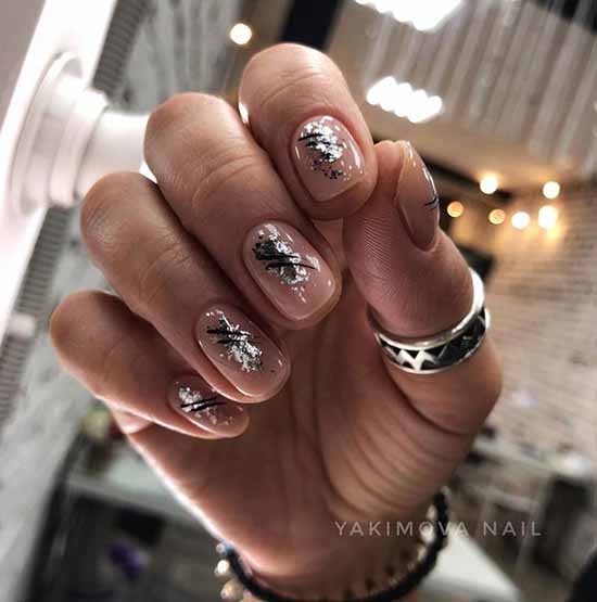 Conception d'ongles simple: types et nouveaux éléments spectaculaires sur la photo