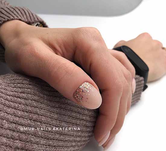 Conception d'ongles simple: types et nouveaux éléments spectaculaires sur la photo