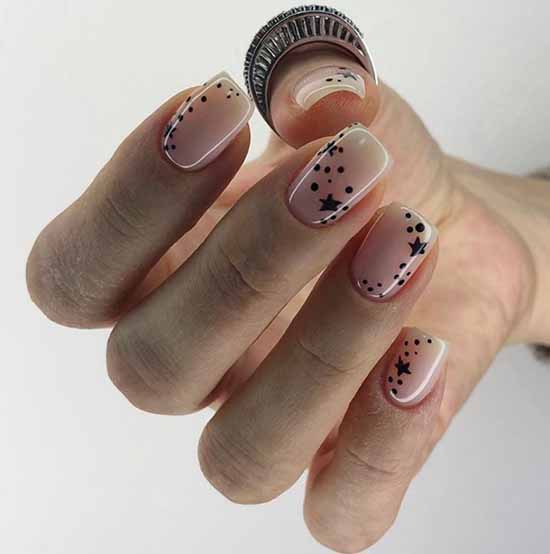 Conception d'ongles simple: types et nouveaux éléments spectaculaires sur la photo