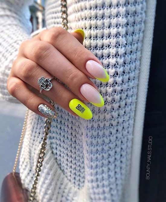 Photo de manucure française au néon