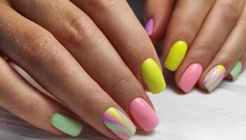 Nail art arc-en-ciel