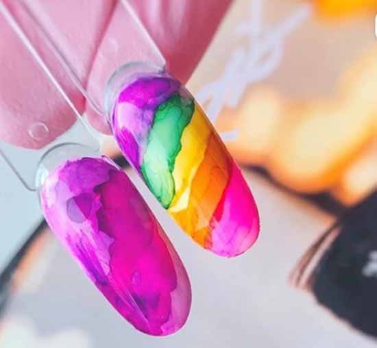 Manucure arc-en-ciel: nouveaux articles, beau nail art sur la photo