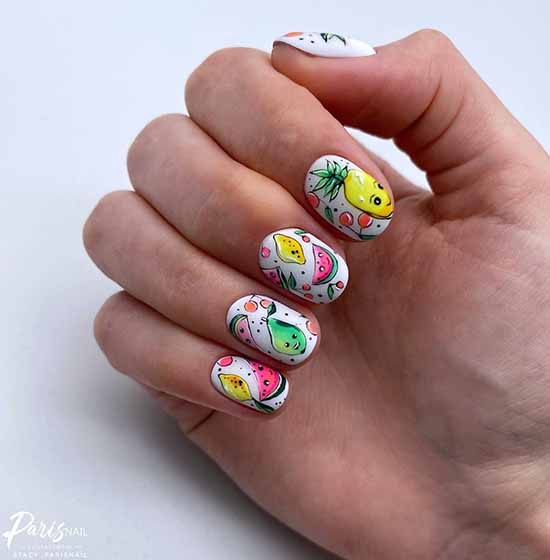 Conception à la mode des ongles courts